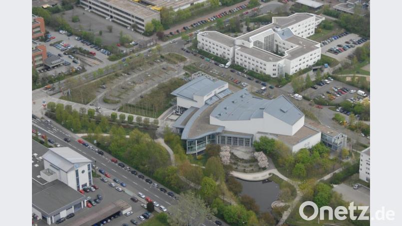 In der Max-Reger-Halle in Weiden können sich am Sonntag bis zu 300 Evakuierte aufhalten. Dabei gilt es allerdings, die Hygienevorschriften zu beachten. Luftbild: Michael Ascherl