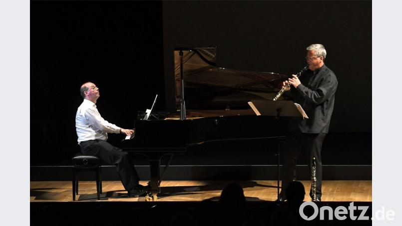 Hoch engagiert lassen Frank Gutschmidt (Klavier und Moderation), Ib Hausmann (Klarinette) und Yvonne Friedli (Sopran, nicht im Bild) Musik von Walther lebendig werden. Bild: Petra Hartl