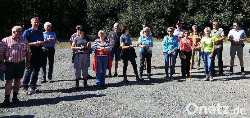Die Brander Fußwallfahrer beim Abmarsch nach dem Mittagessen in Streitau. Johannes Preis (rechts) wäre heuer für 35-malige Teilnahme geehrt worden. Mangels Urkunde muss die Ehrung auf die 40. Wallfahrt im kommenden Jahr verschoben werden. Bild: ld
