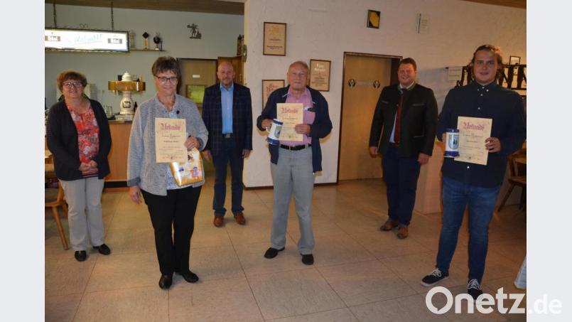 Langjährige Mitglieder ehrten die Wanderfreunde bei ihrer Jahresversammlung im ATS-Sportheim. Im Bild (von links) Vorsitzende Andrea Zinnecker, Walburga Meier, Stadtverbandsvorsitzender Peter Haibach, Peter Mayer, Bürgermeister Stefan Grillmeier und Jan Dreßel. Bild: jr