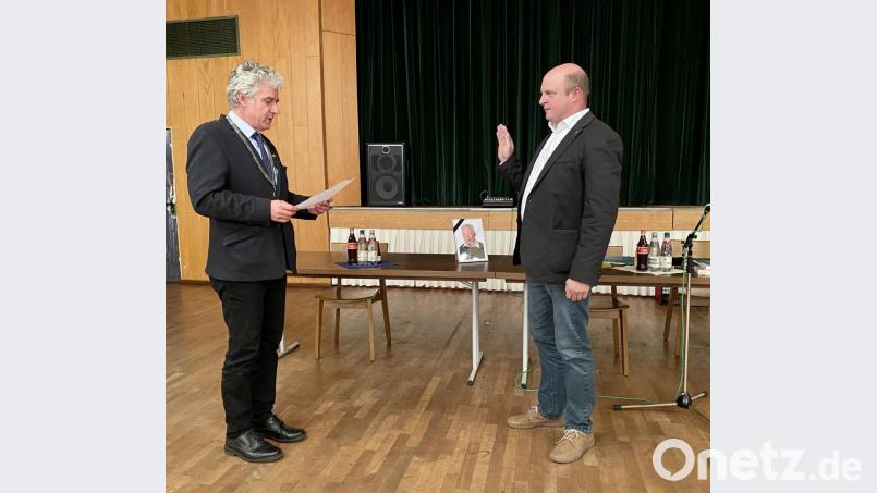Bürgermeister Robert Lindner vereidigt den Nachrücker für CSU-Gemeinderat Armin Betz, den Niedernflosser Landwirt Joachim Wagner (rechts). Bild: Eichl