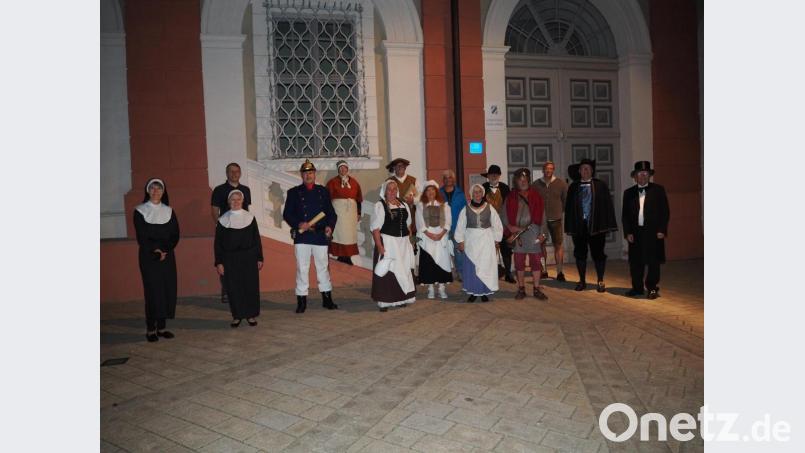 Über 100 Teilnehmer erfahren bei der historischen Stadtführung so manche spannende Geschichte. Bild: krb