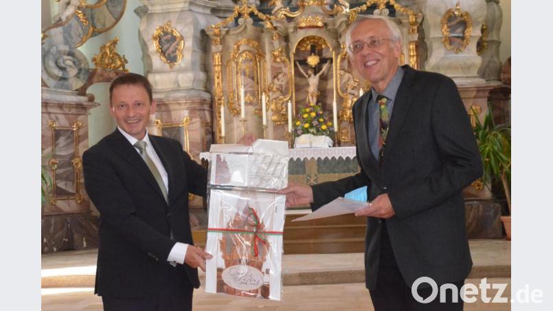 Oberbürgermeister Jens Meyer bezeichnete den scheidenden Kirchenmusikdirektor Hanns-Friedrich Kaiser als einen &quot;Local Hero&quot;. Bild: Kunz