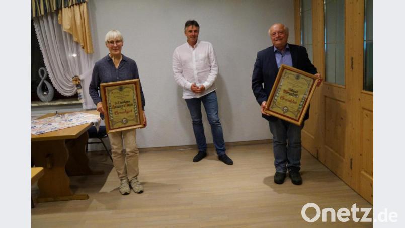 Christiana Anzinger-Najjar und Willibald Wirnshofer (rechts) wurden zu Ehrenmitgliedern des Pferdesportvereins ernannt. Bild: wel