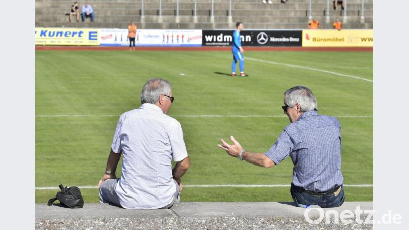 Ein Plausch unter Fußballfans im Stadion des FC Amberg: Ganz korrekt immer mit Abstand beim Spitzenspiel gegen den SC Luhe-Wildenau. Nicht ganz, denn zwei-, dreimal musste der Stadionsprecher die Zuschauer ermahnen, auf die nötige Distanz zu achten. Bild: Hubert Ziegler