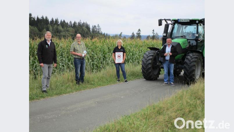 Die Vertreter des Bauernverbandes (von links) Geschäftsführer Ulrich Härtl, Stellvertretender. Kreisobmann Karl Bäumler, Kreisbäuerin Josefine Kick und Kreisobmann Josef Lütterer wollen mehr Rücksicht beim &quot;Begegnungsverkehr&quot;. Bild: Josef Glas