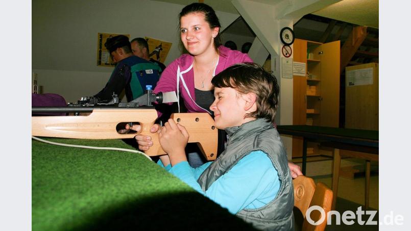 Weiterhin vorerst nicht durchführbar bleiben beim Schützenverein Frauenreuth die großen Gesellschaftsschießen sowie die Schnupperschießen für Neueinsteiger (Bild). Jugendleiterin Elena-Maria Schlicht (stehend) freut sich aber über den Start der aktiven Wettkampfschützen am Freitag im Schützenheim Frauenreuth. Bild: bsc