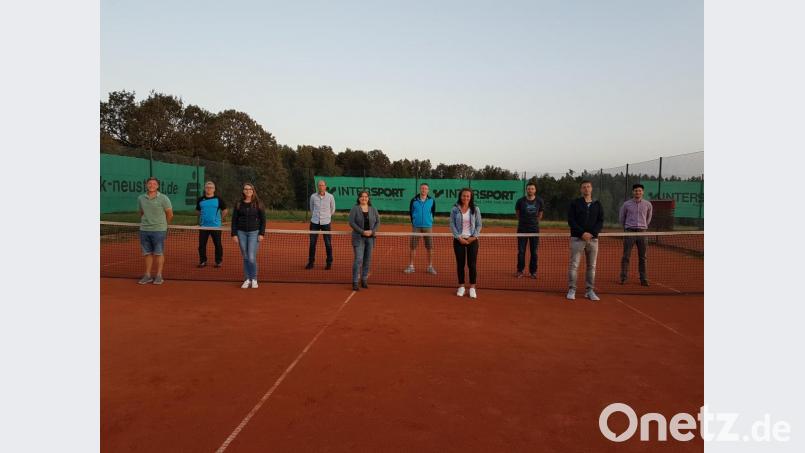 Der neue Vorstand der Spielvereinigung Thurndorf: (von links): Jens Dahl, stellvertretender Vorsitzender Gerhard Oberst, Daniela Strauß, Vorsitzender Michael Schäffner, Madeleine Schaller, Florian Oberst, Alexandra Oberst, Christian Prosch, Harald Raß und Thomas Trautner. Bild: hzi