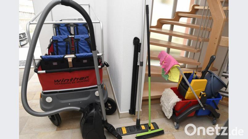 Am Donnerstag standen bereits die Putzutensilien bereit, um die neuen Räume der Kindertagesstätte für ihre Inbetriebnahme am Dienstag in Hochglanz zu versetzen. Bild: Petra Hartl