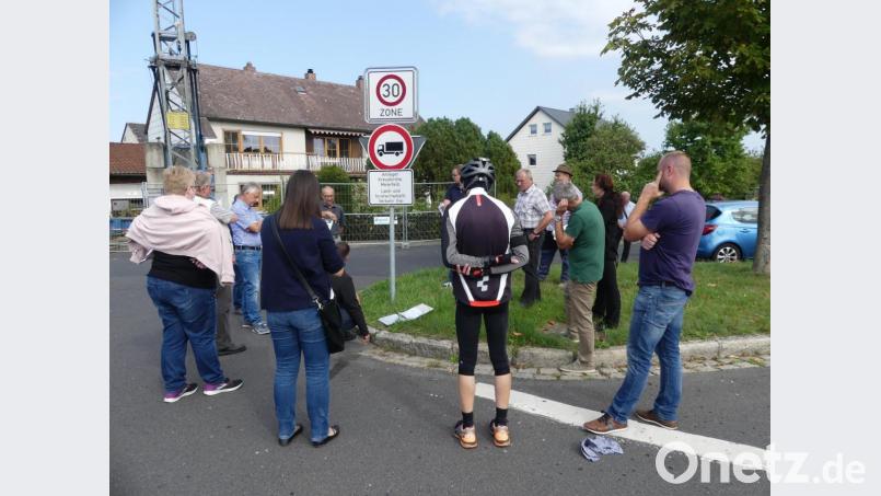 Mit Hinweistafeln und Bodenwellen will der Stadtrat die missbräuchliche "Verkehrsachse zum Gewerbegebiet ‚Am Stadtwald'" entlasten. Bild: rn