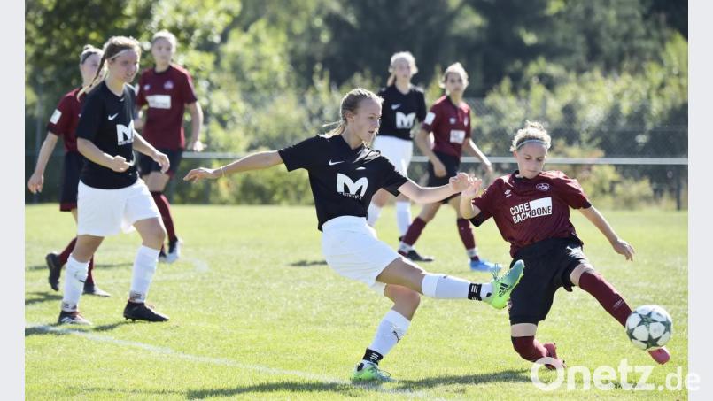TSV Theuern - 1. FC Nürnberg 0:6 (0:3)

Kapitänin Lena Kattner vom TSV Theuern (dunkles Trikot) im Zweikampf mit einer Nürnberger Gegenspielerin.



Bild: Ziegler Bild: Hubert Ziegler