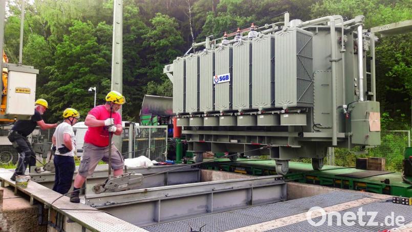 Erfolgreiche Generalüberholung der Wasserkraftwerke an der Pfreimd: Die Mitarbeiter der
Firma Schwandner positionieren den neuen 40-MVA-Trafo im Kraftwerk Tanzmühle. Bild:  Engie Deutschland/Schwandner/exb