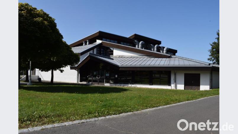 Die kreiseigenen Schwimmhallen öffnen wieder. In der Schwimmhalle in Tirschenreuth können die Schüler schon ab heute wieder ihre Bahnen absolvieren. Bild: szl