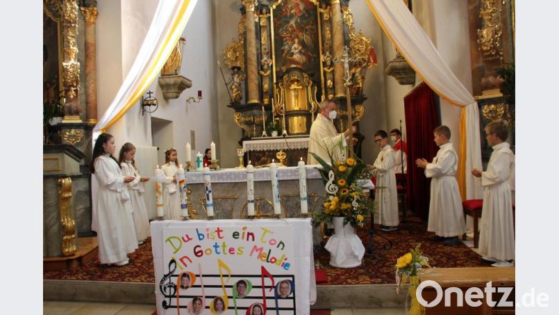 Corona-konformer Gottesdienst zur Erstkommunion: Pfarrer Josef Irlbacher geleitete in Kemnath am Buchberg sechs Kinder zum Tisch des Herrn. Bild: ads