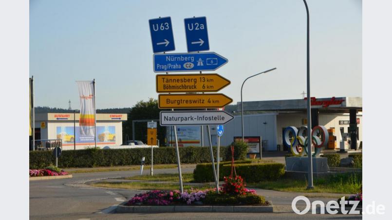 Am Kreisverkehr steht bei der Ausfahrt Waidhauser Straße ein Umleitungsschild Böhmsichbruck, obwohl kurz zuvor an der Ausfahrt Böhmischbrucker Straße noch immer der Wegweiser alle Verkehrsteilnehmer nach Böhmischbruck leitet. Nur Ortskundige kommen damit klar und fahren über Burgtreswitz nach Böhmischbruck. Bild: dob