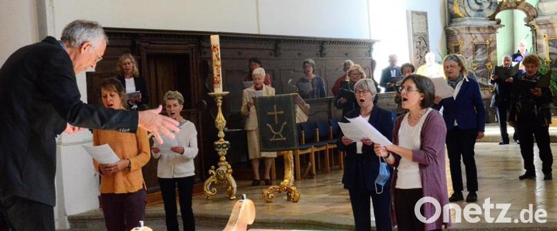 Hanns-Friedrich Kaiser dirigierte am Sonntag in offizieller Funktion zum letzten Mal die Kantorei von St. Michael. Bild: Kunz