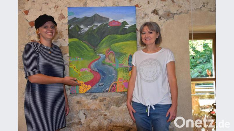 Für die 20-jährige Hohenburgerin Lia Haberland (links) ist es die erste Ausstellung überhaupt. Daheim in Hohenburg, in der Hammermühle von Beate Schaller, sind ihre Bilder bis Ende Oktober zu sehen. Bild: bö