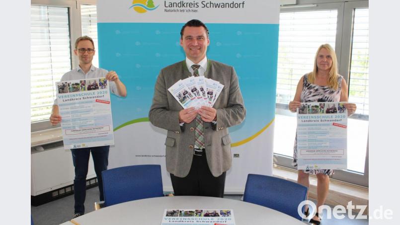 Landrat Thomas Ebeling (Mitte), Projektleiter Florian Schmid von der Lernenden Region und seine Mitarbeiterin Doris Dürr präsentieren das Fortbildungsprogramm. Bild: Hans Precht/Landratsamt Schwandorf/exb