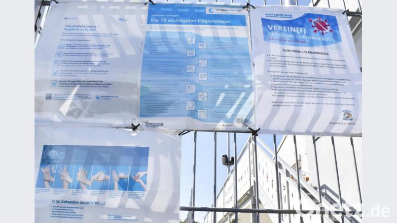 Richtig verhalten in Coronazeiten: An vielen Eingängen zu Fußballplätzen hängen Auszüge des Hygienekonzepts des Bayerischen Fußball-Verbands. Symbolbild: Hubert Ziegler