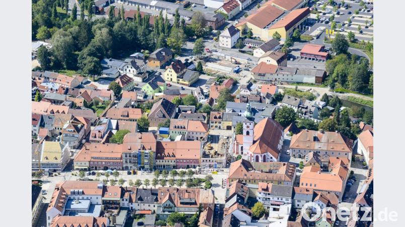 Viele Baustellen prägen derzeit das Bild am Maximilianplatz in Tirschenreuth. Rechts neben der Stadtpfarrkirche sind die Abrissarbeiten auf dem Ruffing-Areal fast abgeschlossen. Dort entsteht das Rathaus II. Direkt im Anschluss unterhalb will der Eigentümer das Stefflwolf-Anwesen revitalisieren. Ein privater Investor saniert sowohl das Weinmann-Anwesen als auch das Prockl-Haus (links). Am Platz La Ville du Bois (oben, Mitte) schreitet der erste Bauabschnitt des Projekts „Zukunft Stadtgrün“ voran. Bild: mür