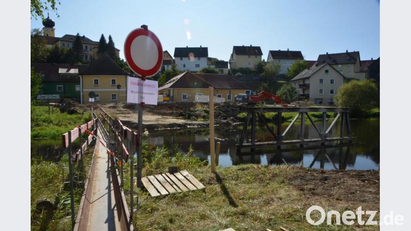 Die alte Brücke über die Pfreimd in Böhmischbruck ist abgerissen und die Arbeiter sind eifrig am werkeln. Bild: dob