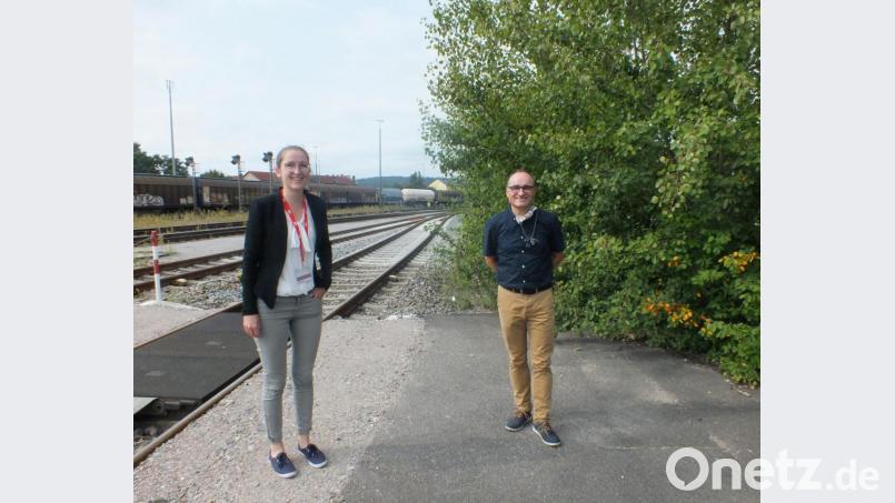 Bahn-Sprecherin Marion Fink (links) und Peter Habermeier, Bahnbeauftragter der Stadt Schwandorf, sprachen über den Verlauf der ersten Bürgersprechstunde zum Bahnausbau. Bild: Viola Maier