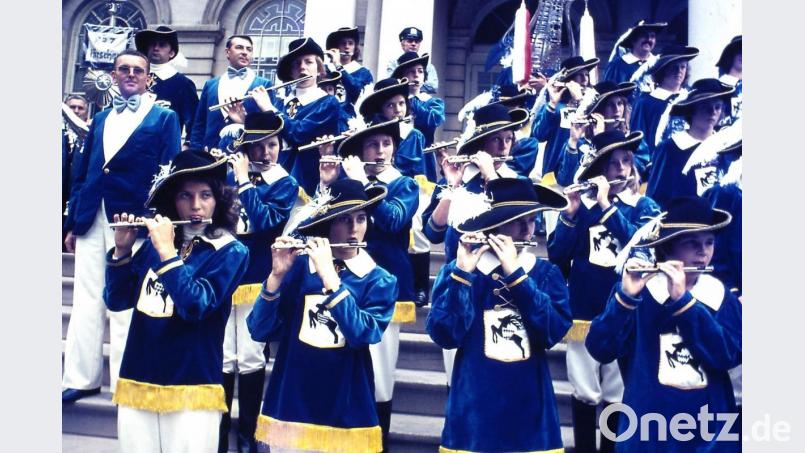 Vor dem New Yorker Rathaus hatte der Musikzug am 19. September 1975 seinen ersten Auftritt in einem anderen Erdteil. Tags darauf führten die 65 Hirschauer Spielleute die Steuben Parade mit 14 000 Teilnehmern an. Bild: u