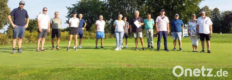 Spielleiter Reinhold Scharl (Sechster von rechts) gratulierte den Siegern des "Familie-Liebold-Cups" beim GLC Schmidmühlen. Bild: lst