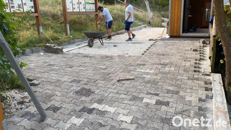 Diese Pflasterfläche öffnet künftig auch behinderten Mitmenschen den Zugang zum Lehrbienenstand. Bild: Bienenzuchtverein Sulzbach-Rosenberg/exb