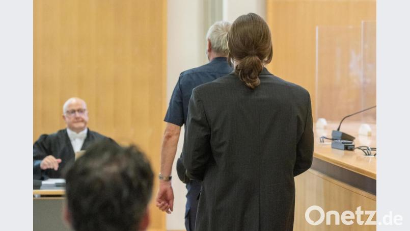 Christian F. auf dem Weg in den Gerichtssaal. Seit Juli steht er in Regensburg vor Gericht. Links Verteidiger Michael Haizmann. Bild: Armin Weigel/dpa