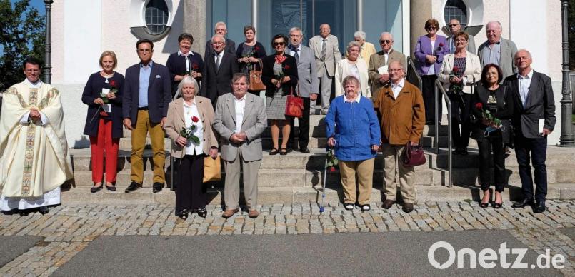 Seit über 50 Jahren verheiratet: Die Paare feiern mit Pfarrer Thomas Kohlhepp ihre Ehejubiläen. Bild: R. Kreuzer