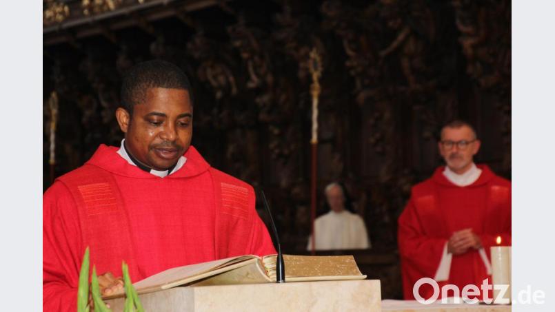 Der neue Pfarrvikar Aloysius Ezeoba verlas das Evangelium des Tages. Bild: kro