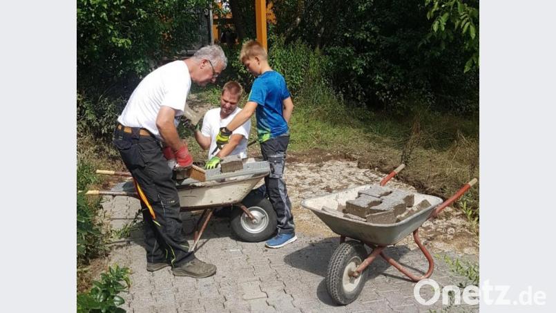 Ohne Handarbeit geht auch am Lehrbienenstand nichts. Bild: Bienenzuchtverein Sulzbach-Rosenberg/exb