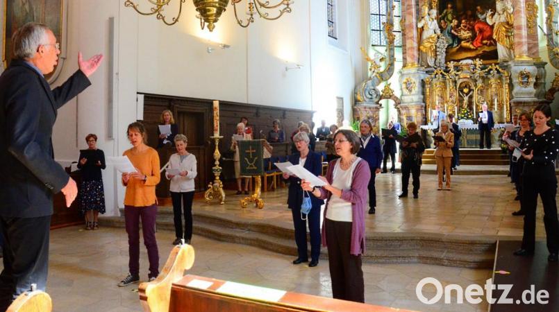 Hanns-Friedrich Kaiser dirigierte am Sonntag in offizieller Funktion zum letzten Mal die Kantorei von St. Michael. Bild: Kunz