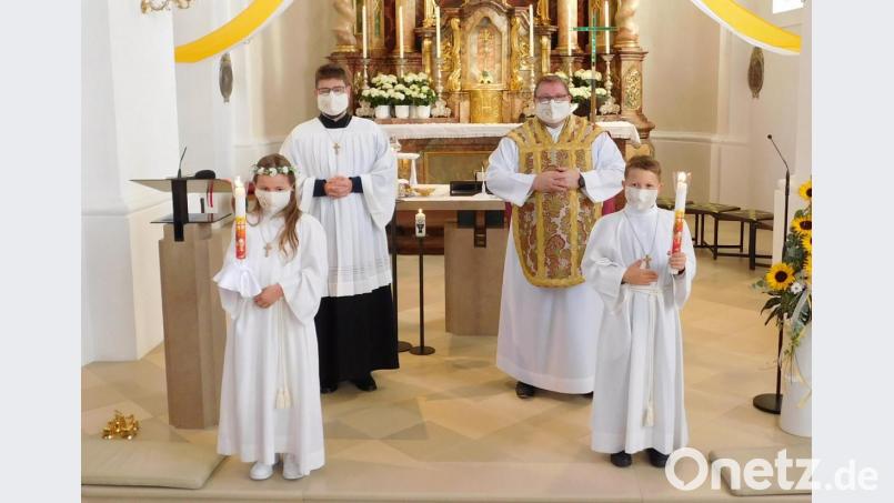Coronabedingt verspätet feiert die Sankt Michaelsgemeinde am Sonntag endlich Erstkommunion. Johanna Busch (links) und Vinzenz Haberberger (rechts) treten im Festgottesdienst zum ersten Mal an den Tisch des Herren. Bild: hai