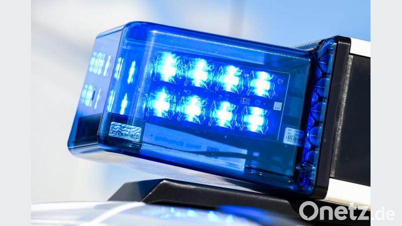 Die Polizei sucht Hinweise auf einen Unbekannten, der in Pfaffenreuth versucht hat, an einem Golf einen Reifen aufzuschneiden. Bild: Christophe Gateau/dpa
