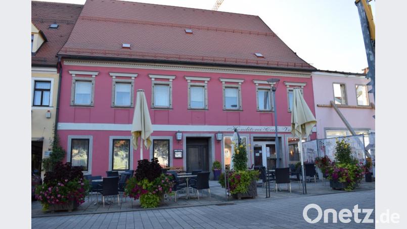 Der Eigentümer des Stefflwolf-Anwesens am Oberen Marktplatz revitalisiert das Gebäude. Während das Café seiner Tochter unberührt bleibt, entstehen im ersten Stock und im Dachgeschoss sieben Mietwohnungen. Bild: szl