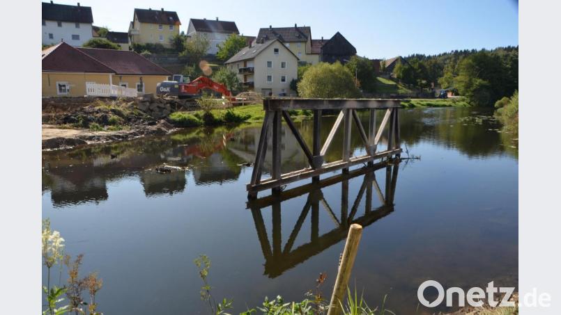 Die alte Brücke über die Pfreimd in Böhmischbruck ist abgerissen und die Arbeiter sind eifrig am werkeln. Nur ein eiserner Brückenpfeiler ragt noch aus dem Pfreimdwasser. Bild: dob