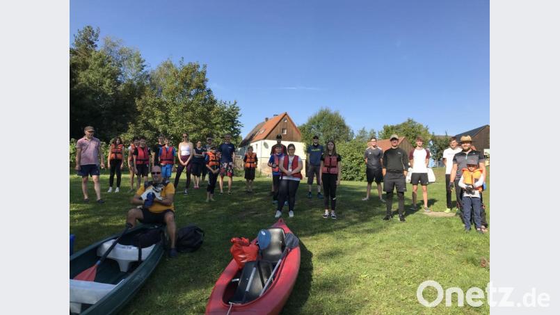 Kurz vor dem Start posierte der Tischtennis-Nachwuchs mit Kanu-Gide Thomas Mauersberger (vorne mit Hund) und Spartenleiter Markus Schäffler (hinten, Mitte). Bild: exb
