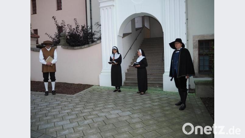 Über 100 Teilnehmer erfahren bei der historischen Stadtführung so manche spannende Geschichte. Bild: krb