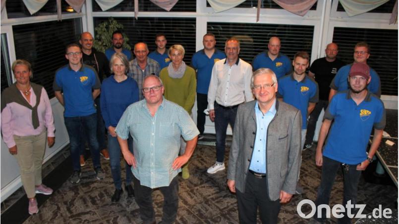 Der neue Vorsitzende des SV Wildenreuth ist Robert Bayer (vorne, Mitte). Bürgermeister Johannes Reger (vorne, rechts) freut sich über die Tätigkeiten des Sportvereins. Bild: ckl