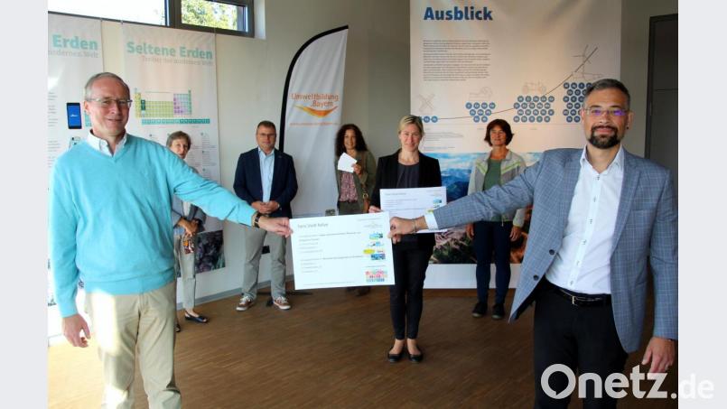 Sie stellen die Aktion vor: Frank Holzförster und Alexander Herzner (im Vordergrund von links) sowie Christina von Seckendorff, Karlheinz Budnik, Sandra Henkens, Annette Spreitzer und Brigitte Kreinhöfner (hinten, von links). Bild: fsb