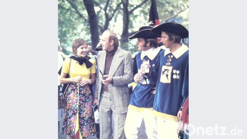 Den Auftritt des Musikzugs bei der Steubenparade nahmen ausgewanderte Ex-Hirschauer zum Anlass für ein kleines Heimattreffen. So reisten z.B. Christian Leikermoser (2.v.l.) und seine aus Gebenbach stammende Frau Elisabeth (geb. Kredler) eigens aus Kanada nach New York an. Mit ihnen im Bild: Klaus Forster (r.) und Robert Hierl (2.v.r.). Bild: u