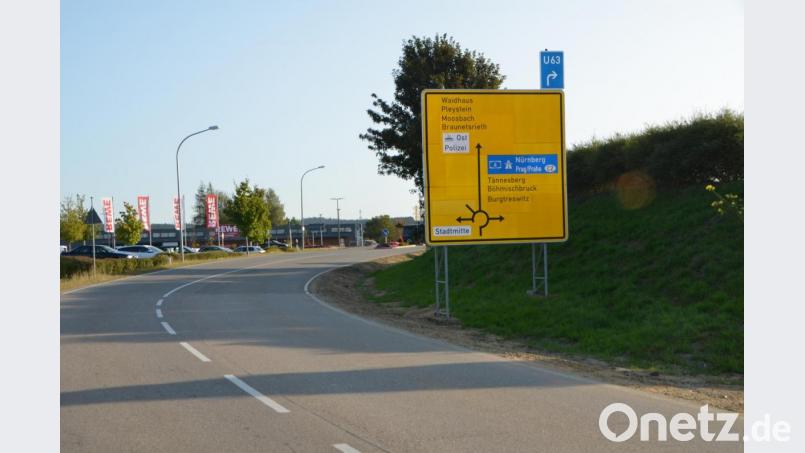 Von der Umgehungsstraße her wird der Verkehrsteilnehmer nach wie vor auf Richtung Böhmischbruck verwiesen. Für die Verkehrsteilnehmer ist das sehr verwirrend. Nur Ortskundige kommen damit klar und fahren über Burgtreswitz nach Böhmischbruck. Bild: dob