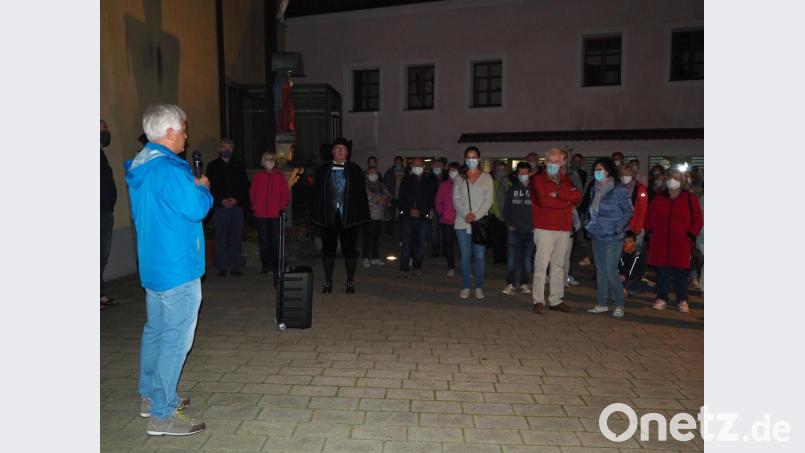 Über 100 Teilnehmer erfahren bei der historischen Stadtführung so manche spannende Geschichte. Bild: krb