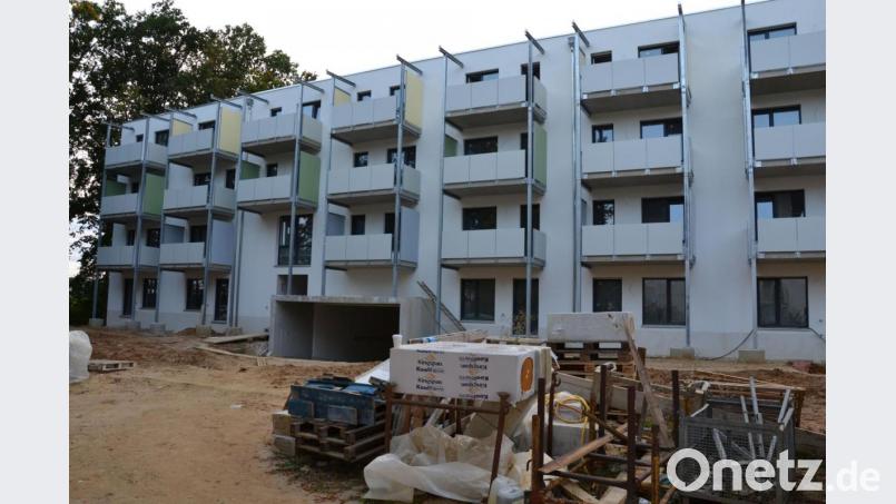 Mitten im Park des ehemaligen Bundeswehrkrankenhauses ist dieser Neubau (48 Appartements) samt Tiefgarage aus dem Boden gewachsen. Bild: tk
