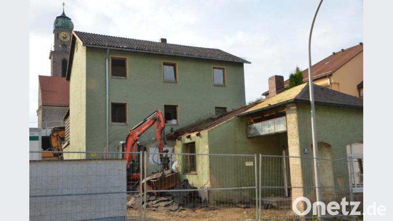 Bald gehört die ehemalige Brauerei und Gaststätte Würschinger oder "Binner-Lenz" in der Pfarrgasse der Vergangenheit an. Bagger sind derzeit mit dem Abbruch des Gebäudetrakts beschäftigt. Bild: dob