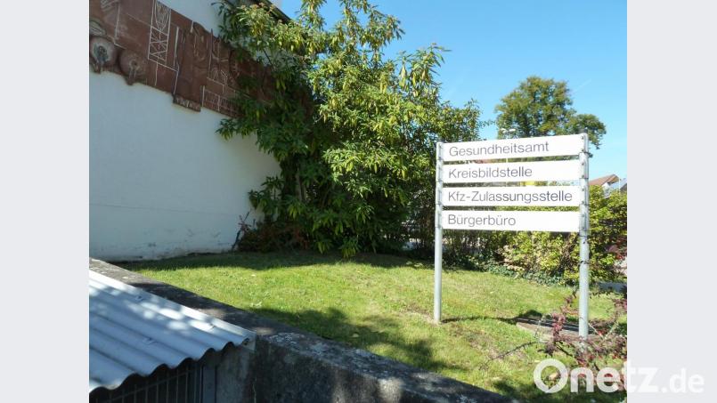 Bald wird hier ein Schild weniger hängen: Die Außenstelle der Kreisbildstelle in Oberviechtach wird aufgelöst. Bild: Portner
