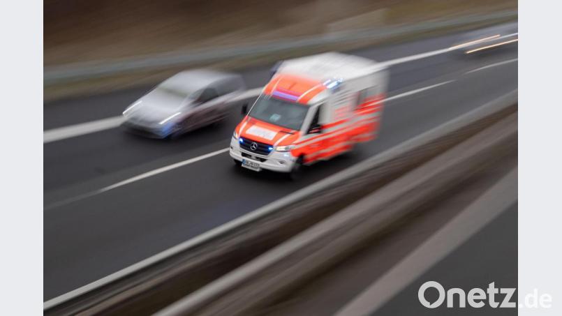 Ein Rettungswagen fährt über die Autobahn. Symbolbild: Julian Stratenschulte