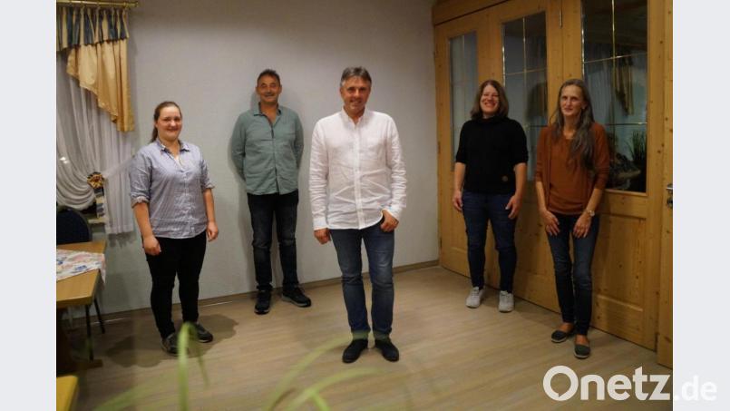 Christian Schönberger (Mitte) steht als Vorsitzender weiterhin an der Spitze des Pferdesportvereins. Mit im Bild (von links): Melanie Meier, Manfred Maier, Veronika Eberhard, Gabriele Pößl. Bild: wel